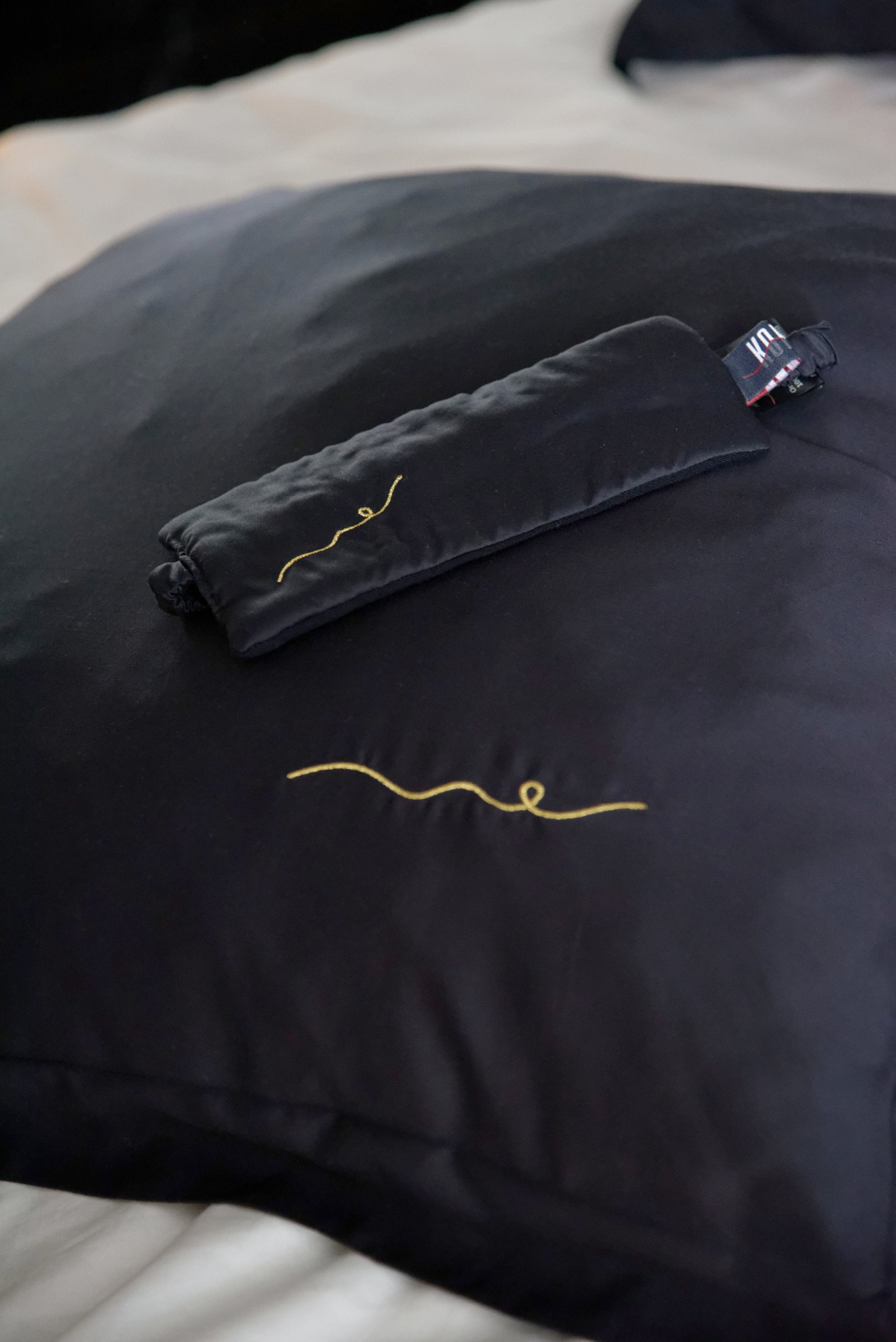 Vegan Silk Bamboo Pillowcase & Eyemask Gift Set | Black